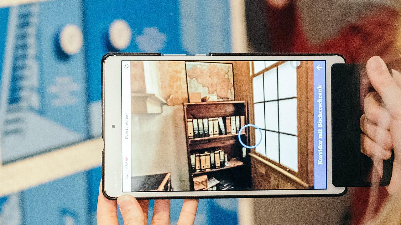 Lernlabor Bücherregal auf einem Tablet - hinter dem Bücherregal war die Tür zum Versteck im Hinterhaus