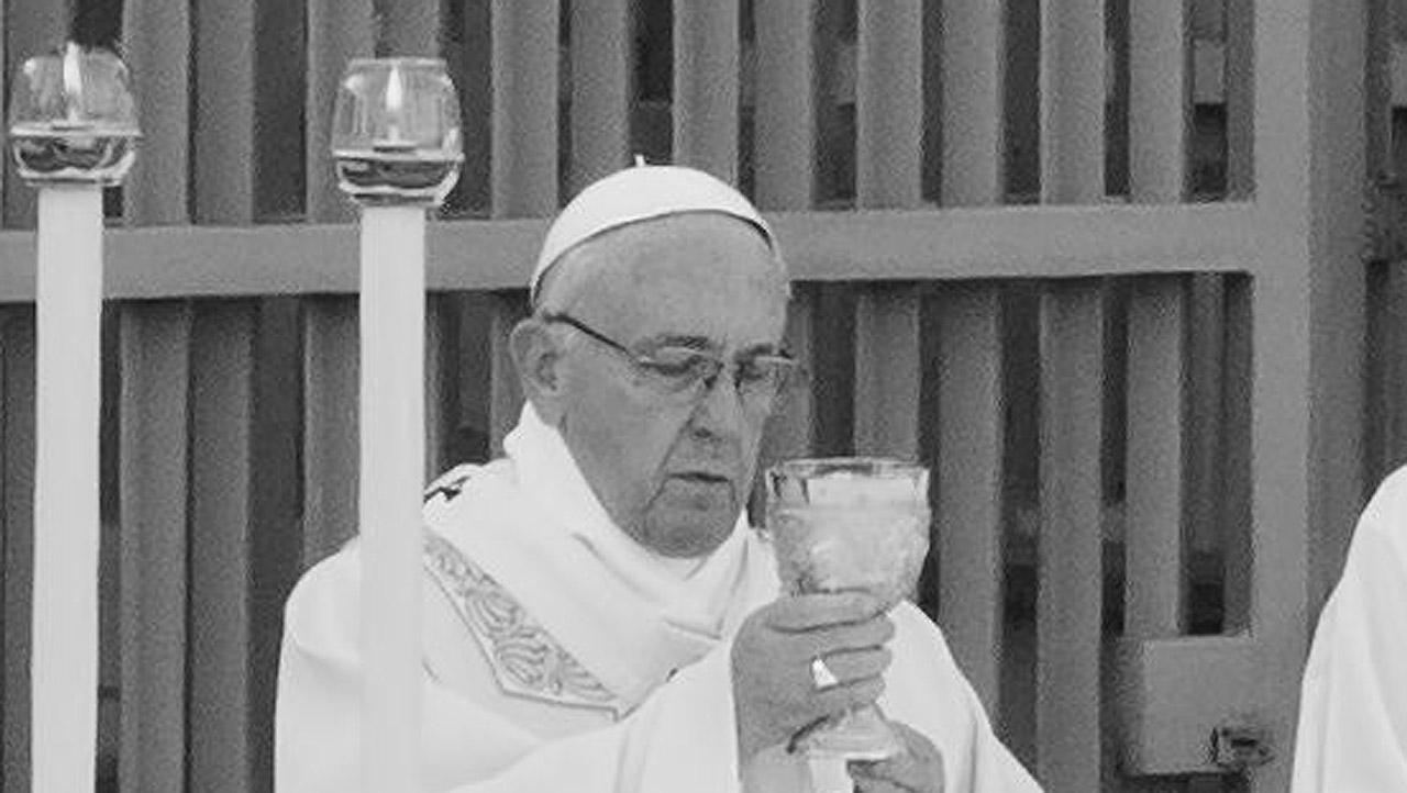 Papst Franziskus Der Papst hält einen Kelch