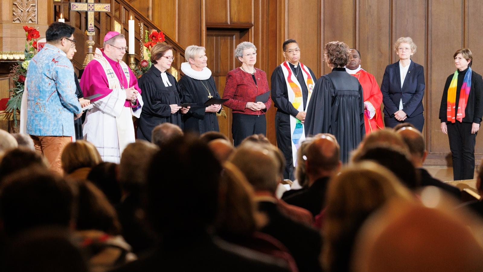 Amtswechsel Partnerkirchen Fuerbitten Gruppenfoto der Vertreterinnen und Vertreter der EKHN-Partnerkirchen