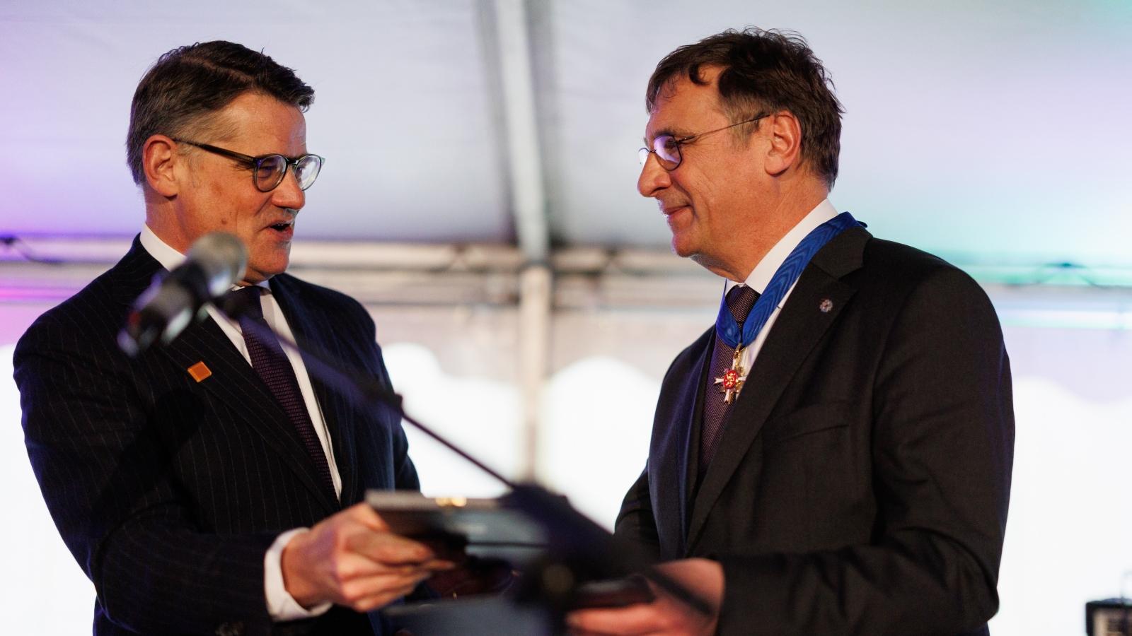 KP Wiesbaden Empfang Medaille Boris Rhein und Volker Jung am Rednerpult. Rhein übergibt die Urkunde.