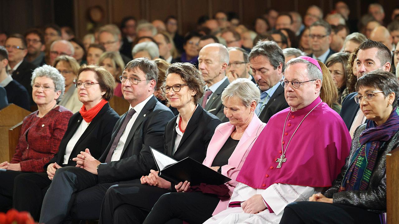 Erste Reihe Menschen in Talar in der ersten Bankreihe