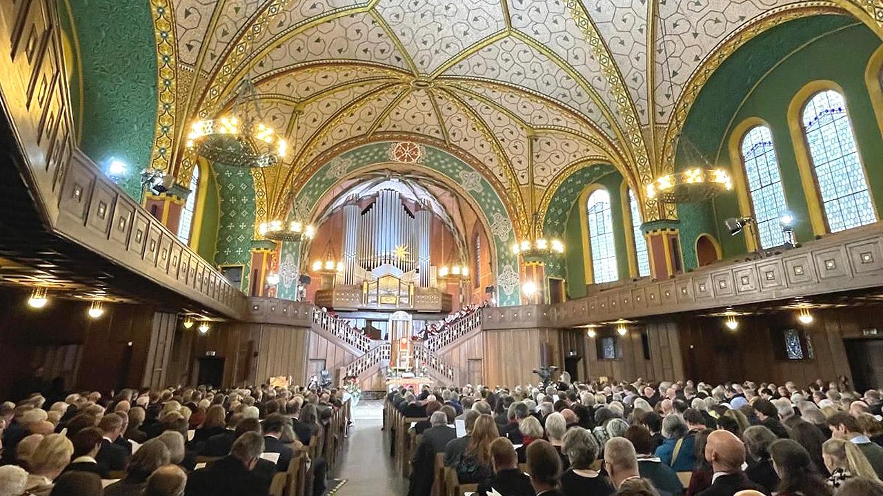 Lutherkirche Sehr viele Gottesdienstbesucher in einem schön gestalteten Kirchenraum