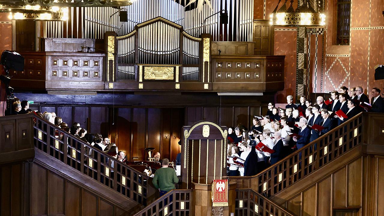 Chor Chor auf gegenüberliegenden Stufen in einer Kirche