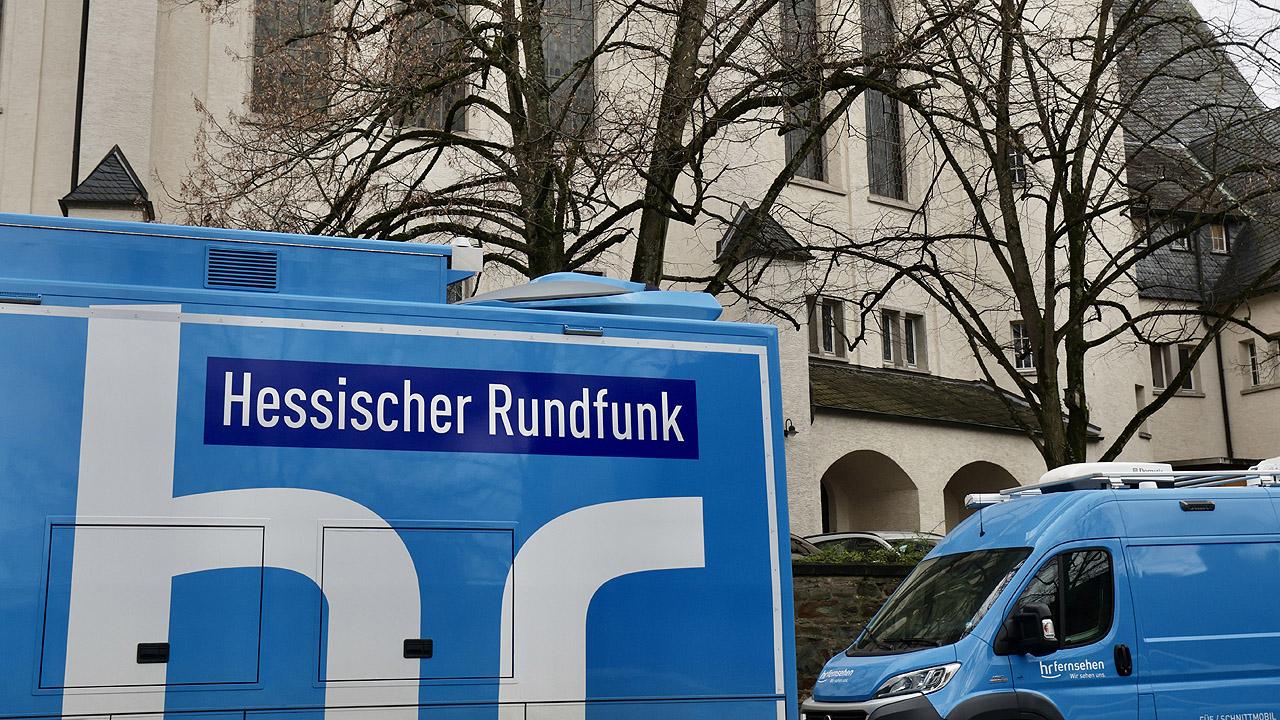 Übertragungswagen Blauer Übertragungswagen mit der Aufschrift: Hessischer Rundfunk - hr vor der Kirche