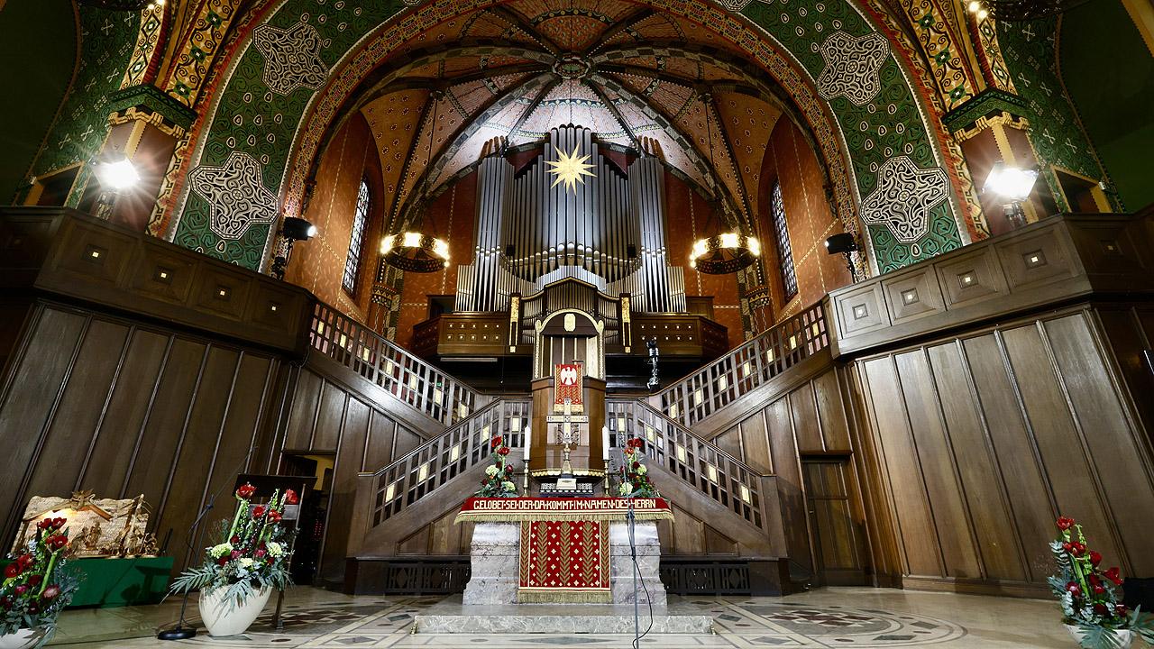 Innenraum der Lutherkirche in Wiesbaden Prächtige Wand- und Deckenbemalung mit Ornamenten auf grünem Grund im Innenraum der Lutherkirche