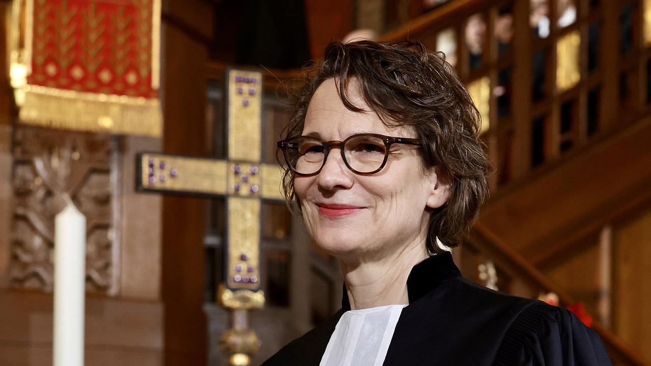 Christiane Tietz Portrait von Christiane Tietz im Talar in der Kirche