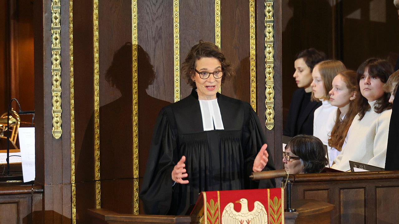 Christiane Tietz Christiane Tietz auf der Kanzel