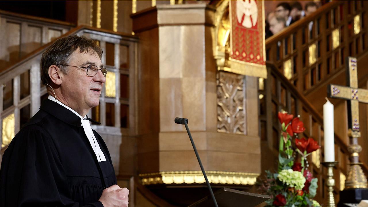 Volker Jung Volker Jung am Rednerpult in der Kirche