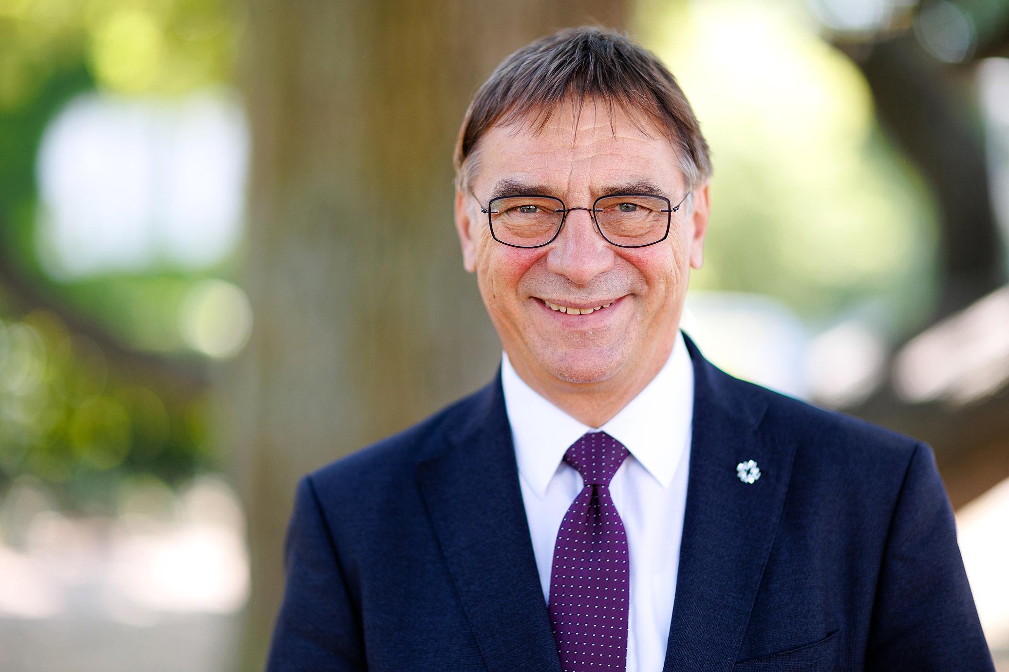 Kirchenpräsident Volker Jung Kirchenpräsident Volker Jung