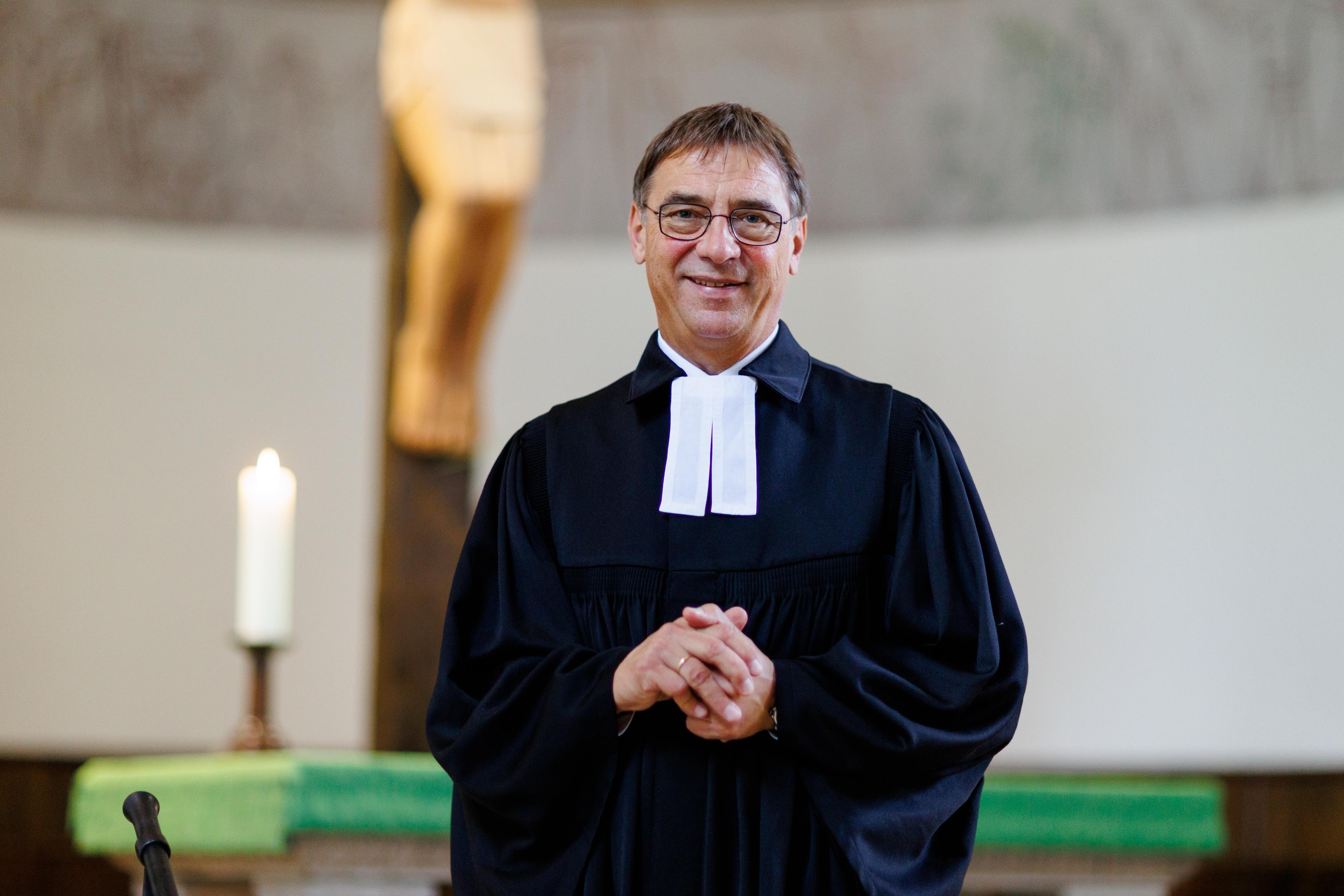 Pfarrer Dr. Dr. h.c. Volker Jung, Kirchenpräsident der EKHN, im Talar