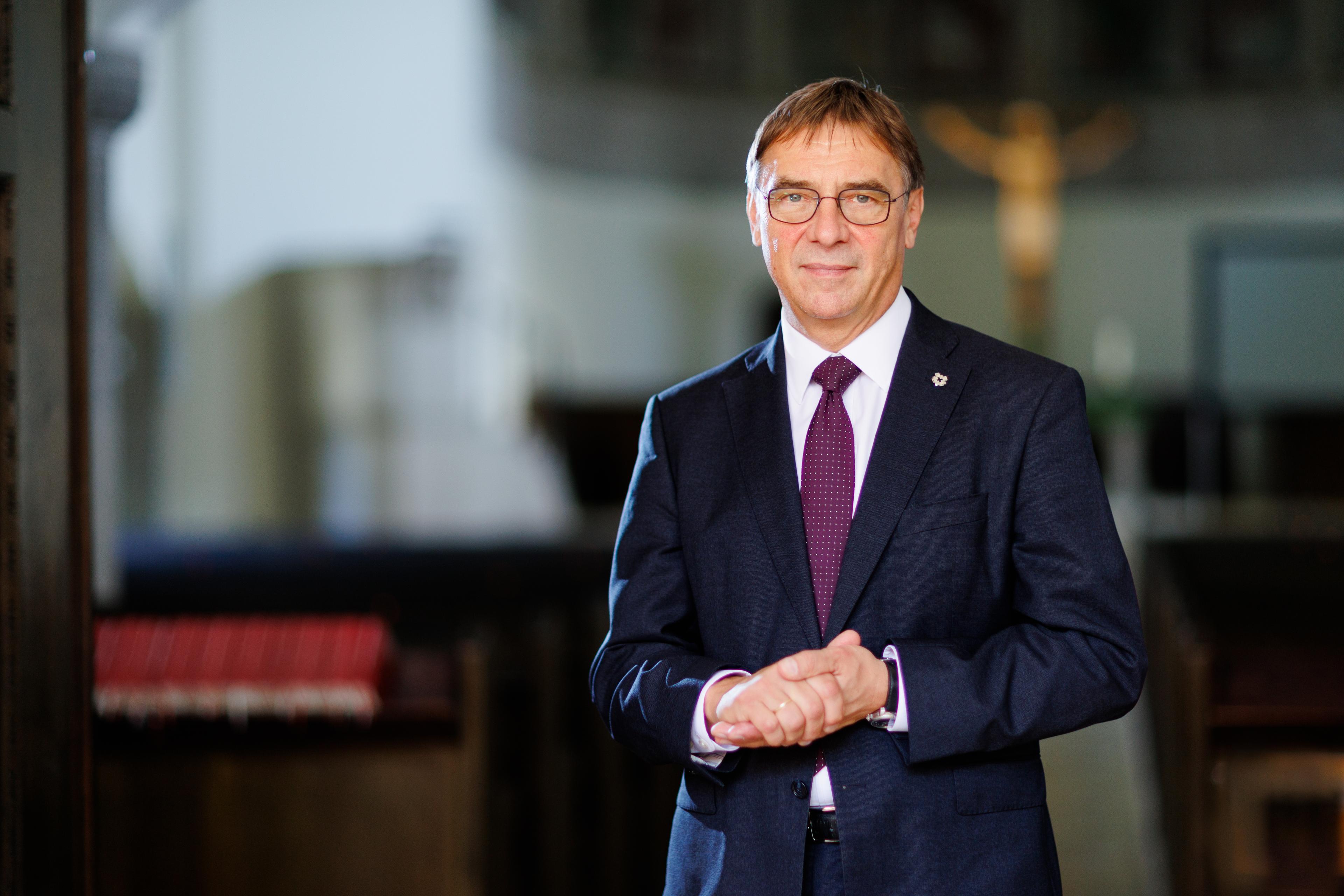 Kirchenpräsident Jung steht in einer Kirche