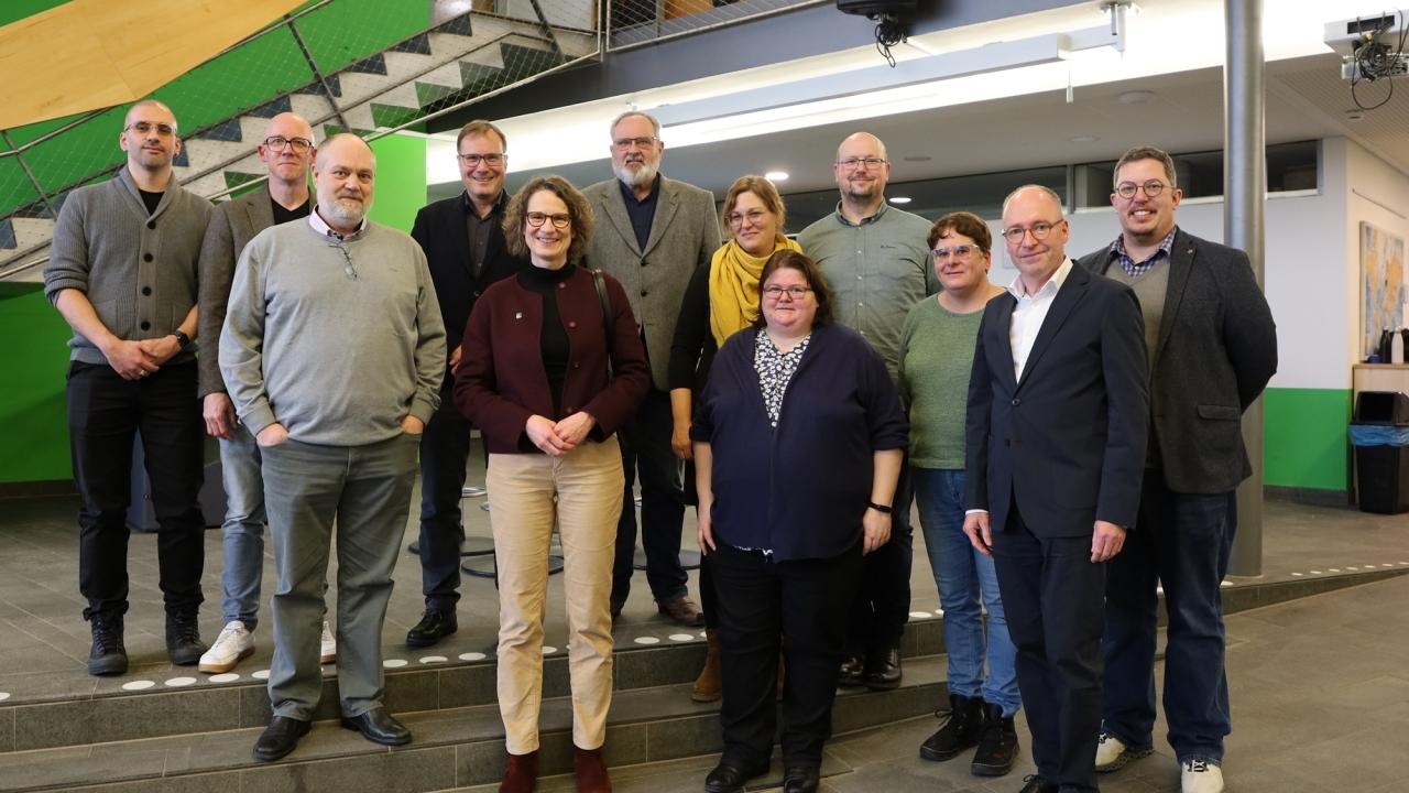 Gruppenfoto im Schulgebäude