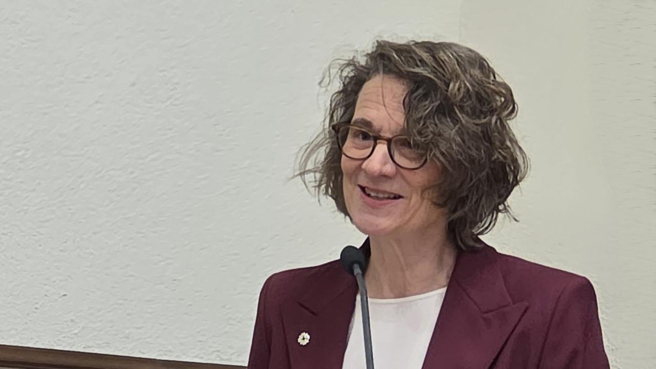 Portraitfoto am Rednerpult