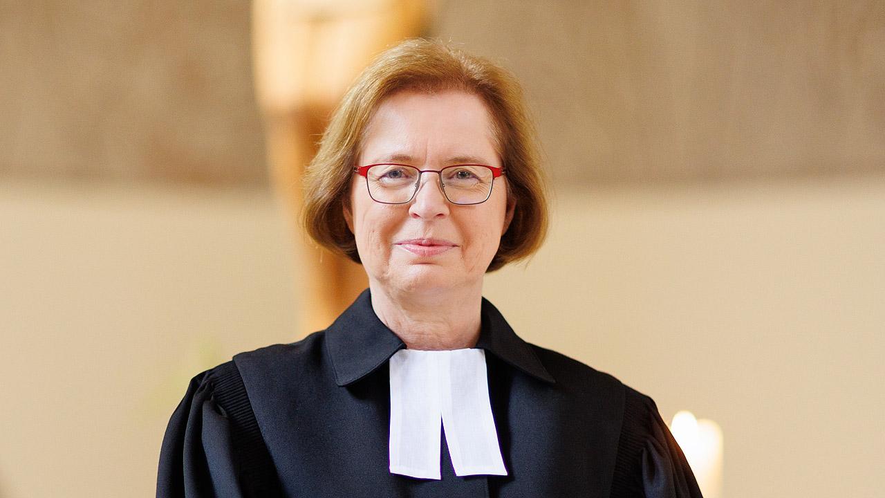 Pfarrerin Ulrike Scherf, Stellvertretende Kirchenpräsidentin der EKHN Portrait im Talar