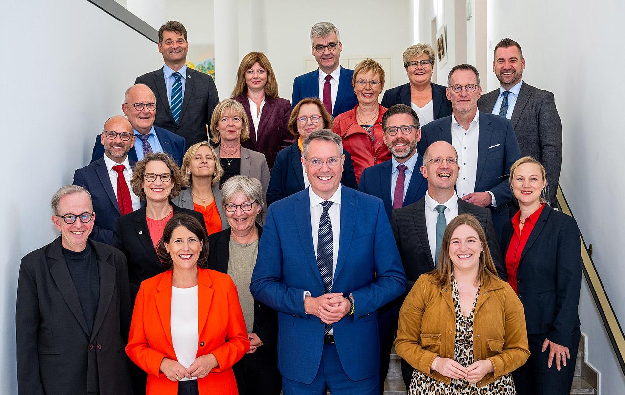 Ministerrat und Kirchenvertretende Gruppenbild mit Politiker:innen und Kirchenvertreter:innen