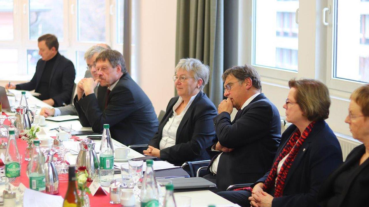 Volker Jung und Ulrike Scherf Menschen an einem Konferenztisch