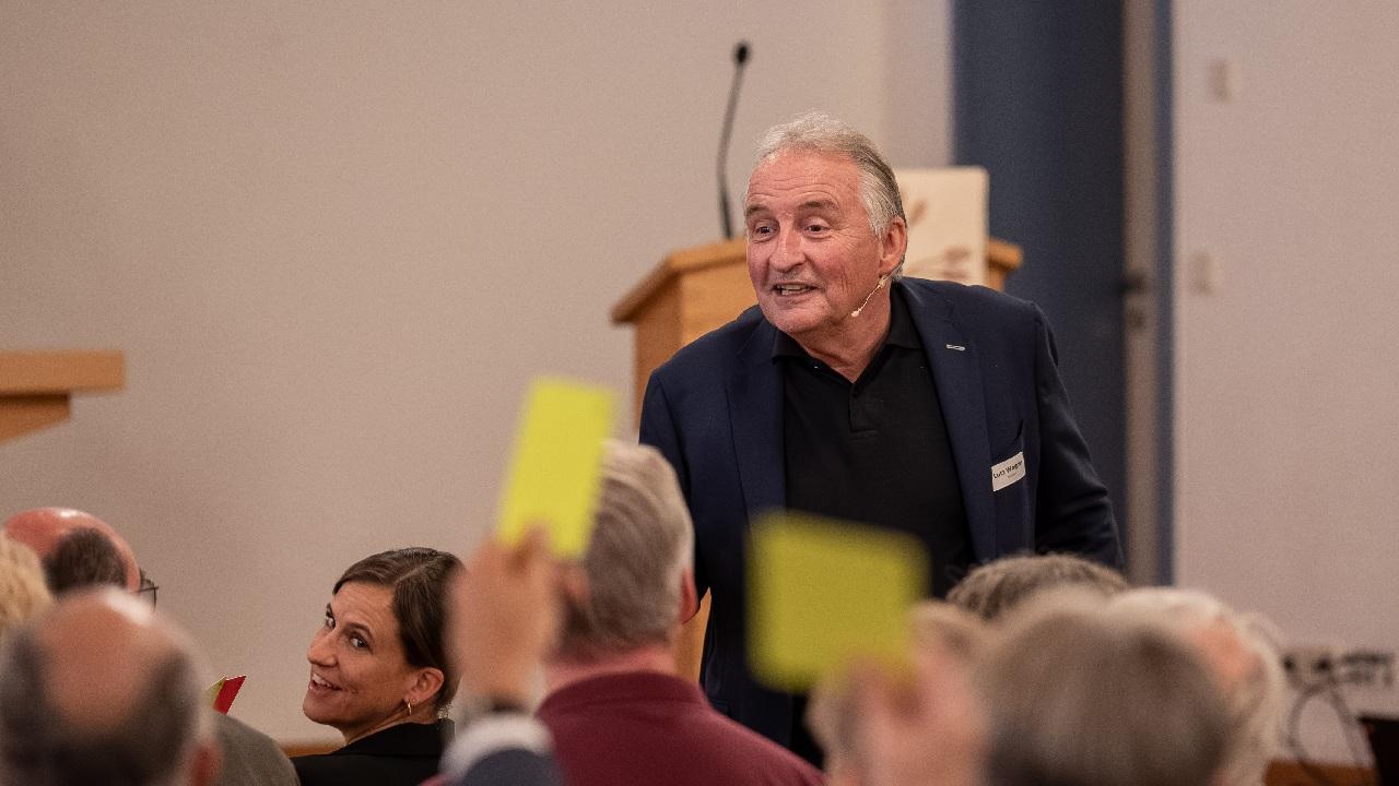 Porträtfoto Lutz Wagner am Rednerpult