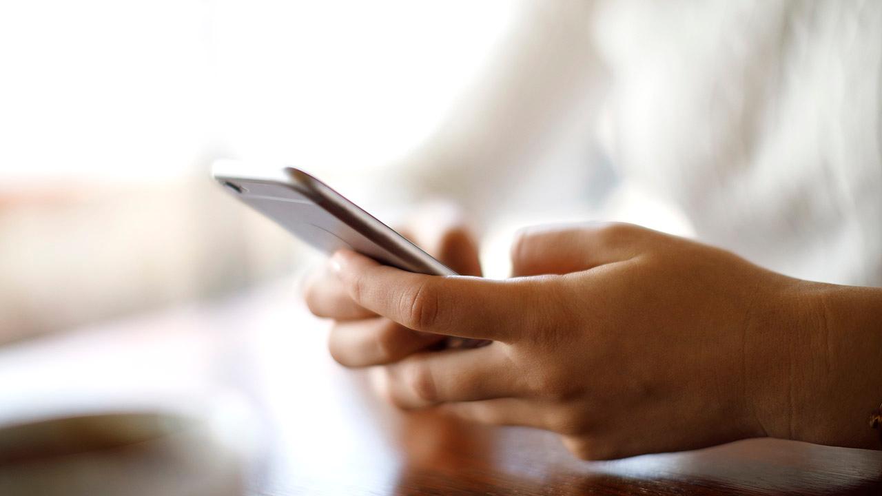 Telefonieren Frau tippt auf Handy
