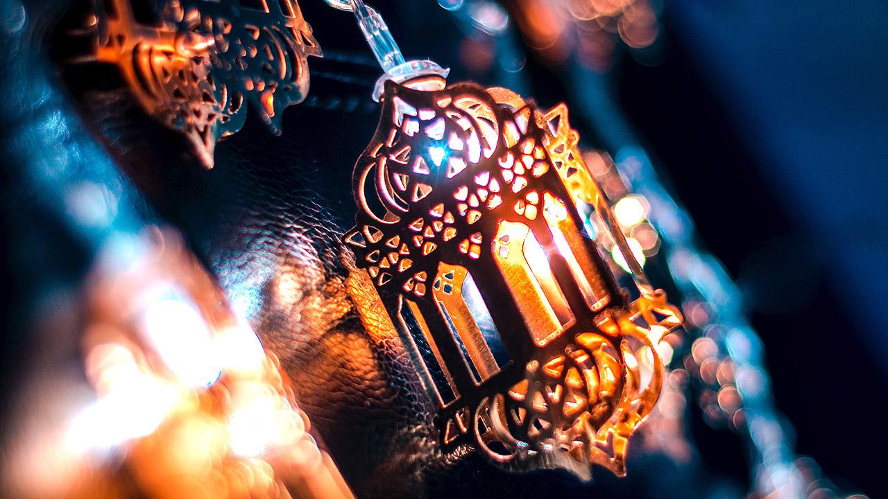 Eine Metall-Laterne mit vielen Ornamenten