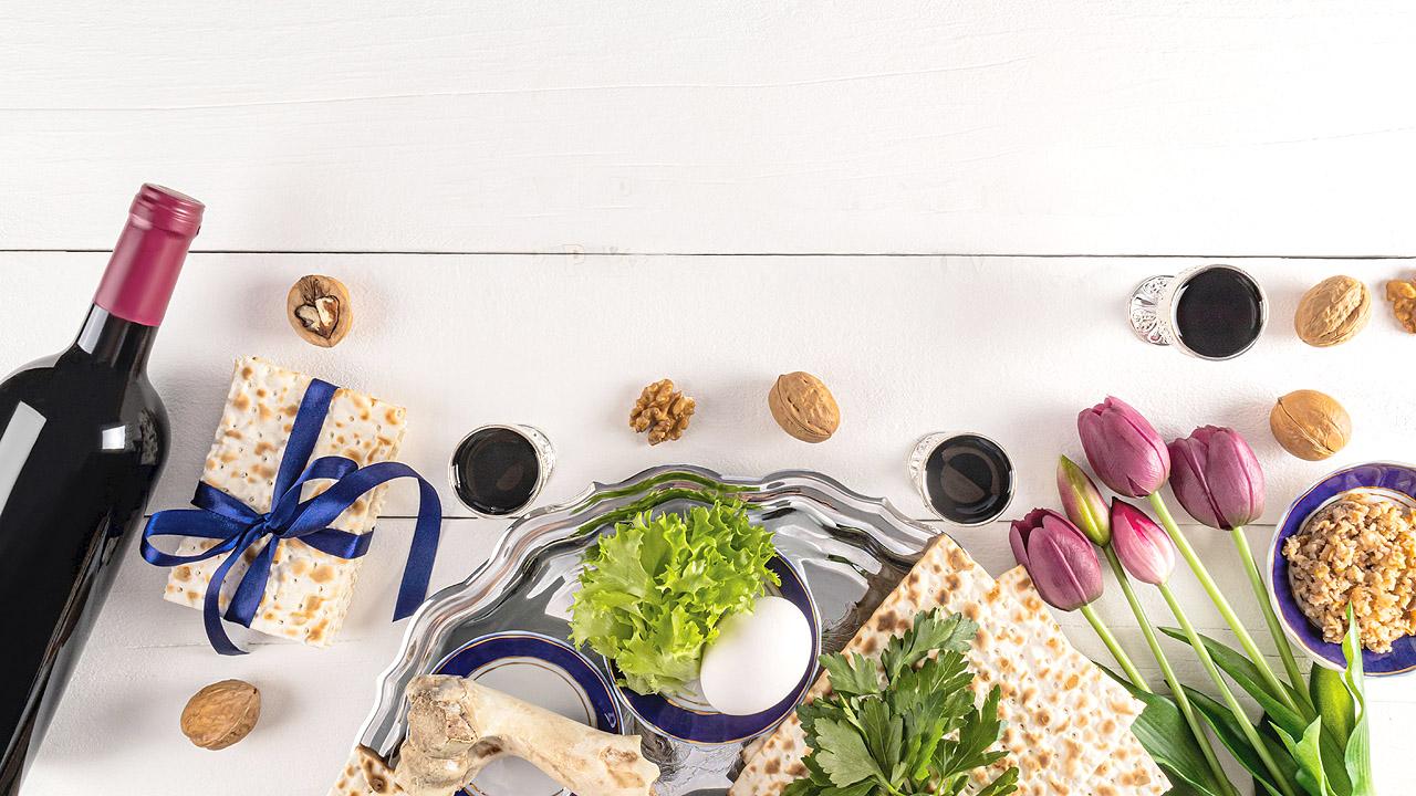 Wein, Mazzen, Ei, Salatblatt, Nüsse, Korinder