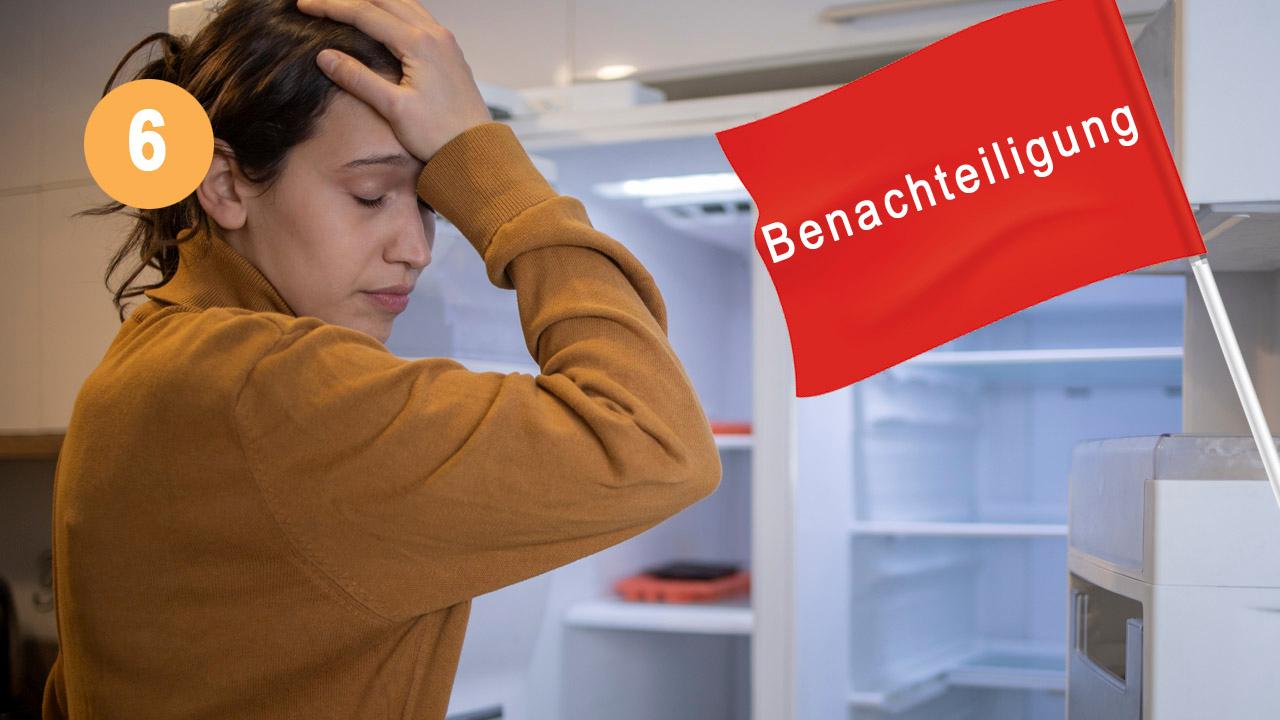 Sozioökonomische Benachteiligung Frau vor leerem Kühlschrank