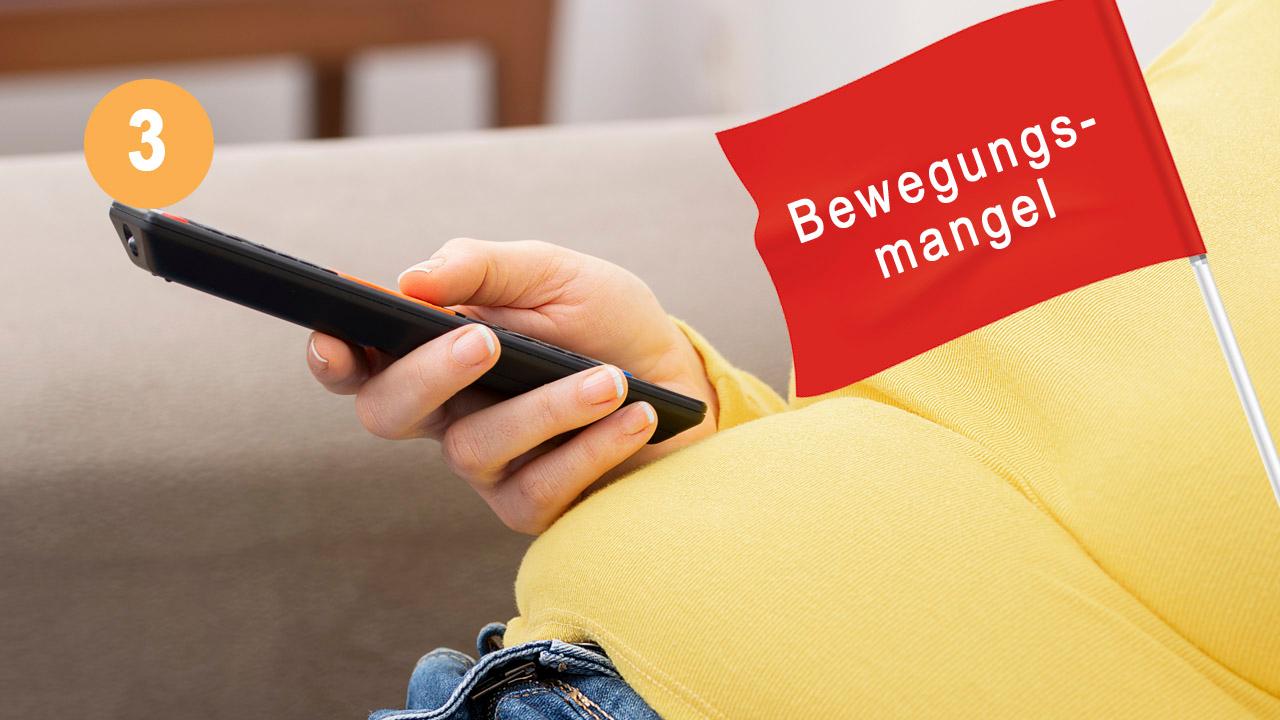 Bewegungsmangel Dicker Bauch mit Fernbedienung