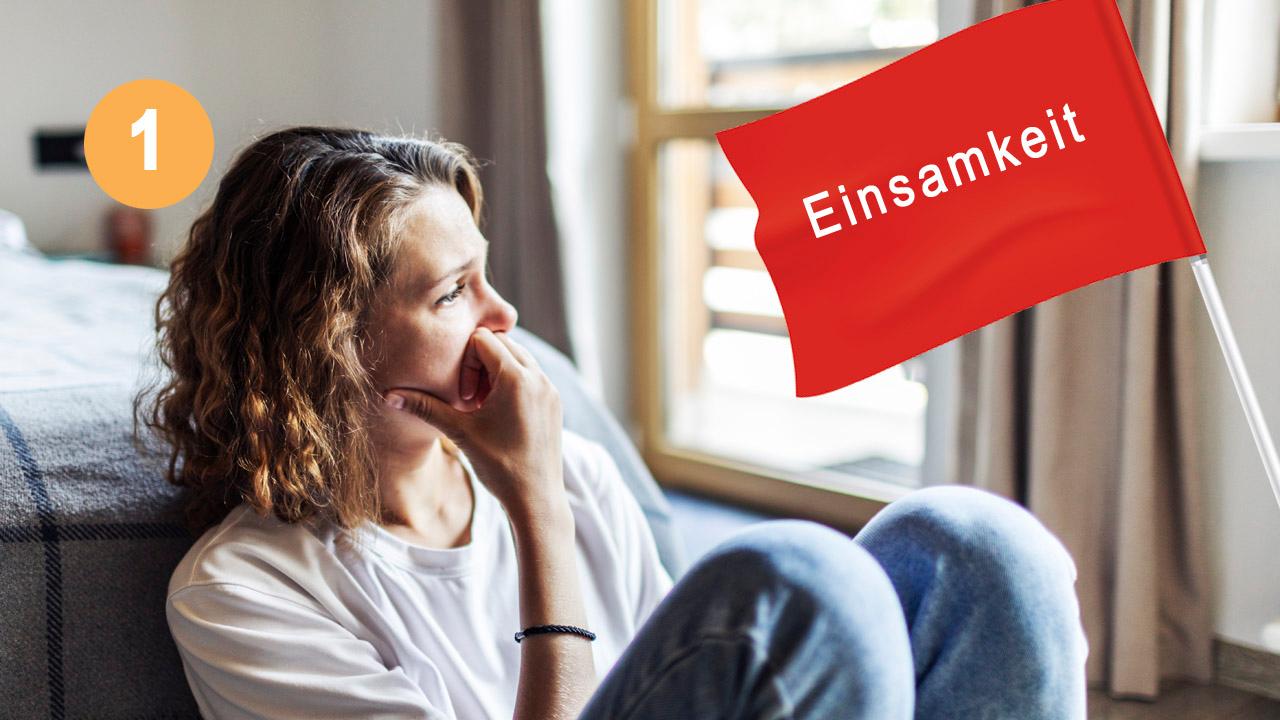 Einsamkeit Eine Frau sitzt traurig und nachdenklich vor einem Bett