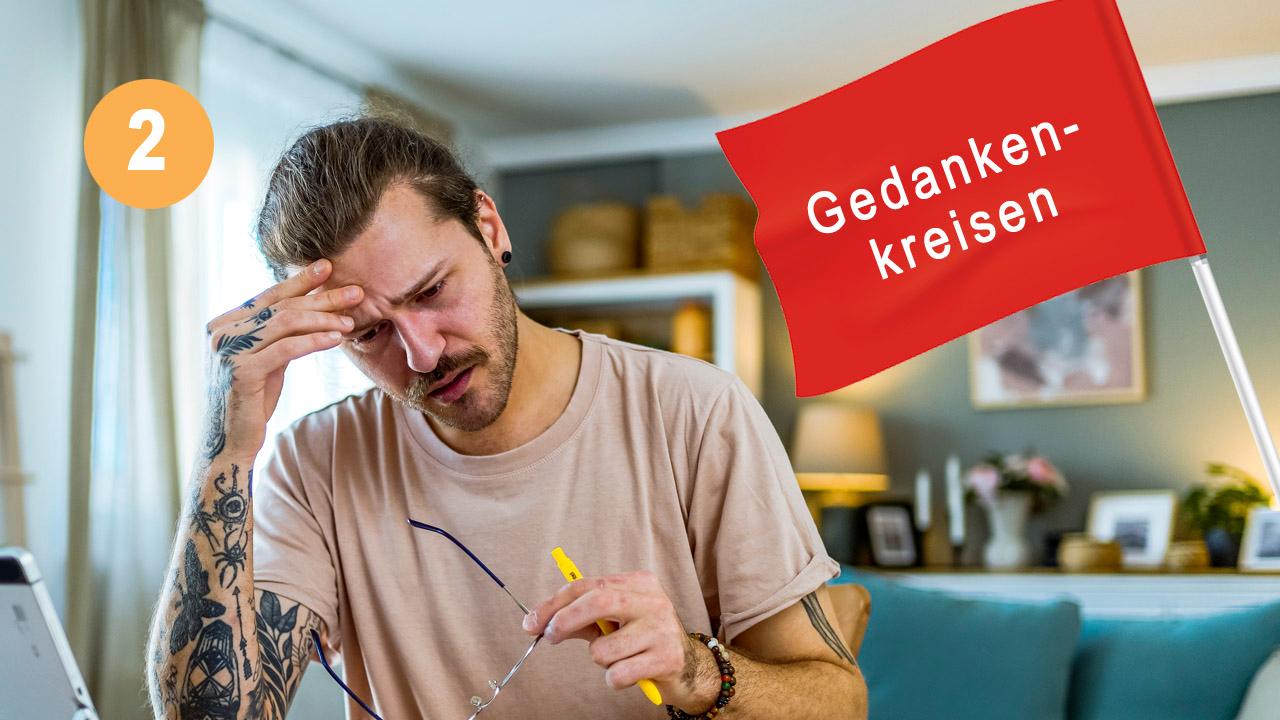 Gedankenkreisen Ein Mann hat ein sorgenvolles Gesicht