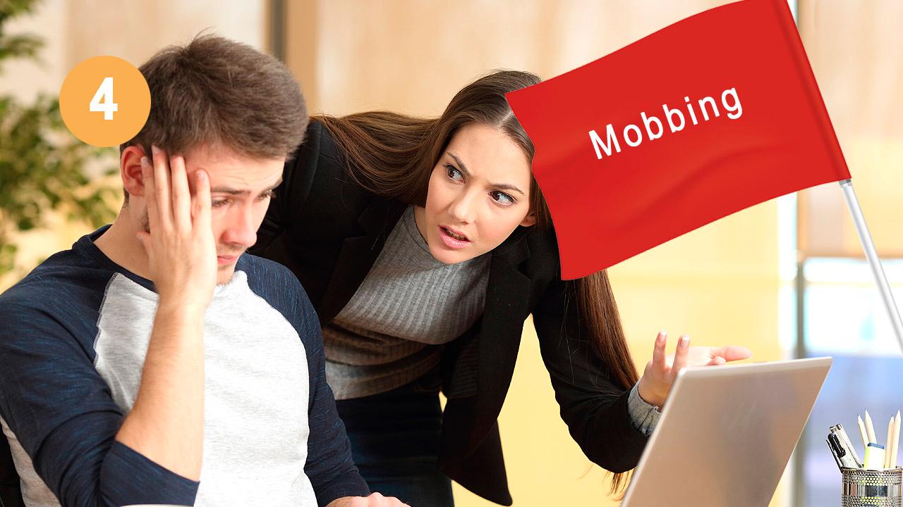 Mobbing im Job Eine Chefin rügt einen Mitarbeiter