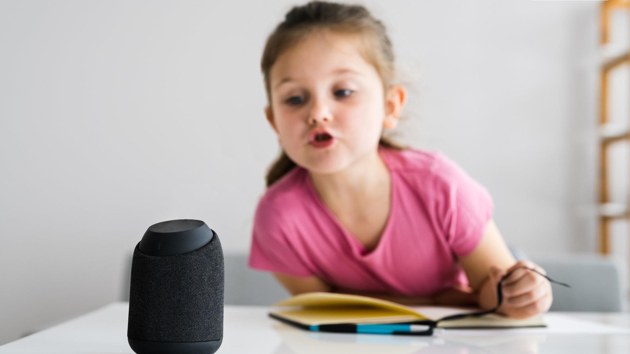 Ein Kind spricht mit der Sprachassistentin Alexa. 