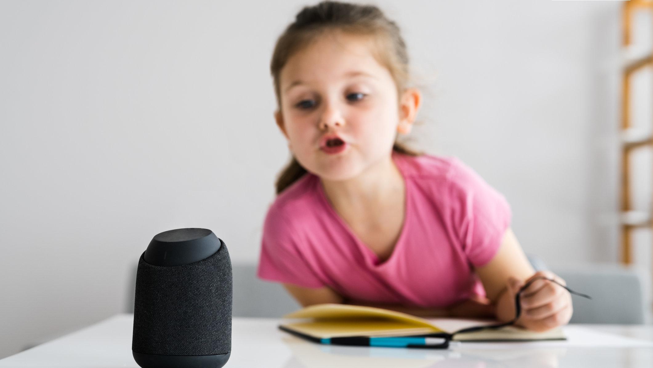 Segen und Gebete online mit Alexa auch für Kinder Ein Kind spricht mit der Sprachassistentin Alexa.
