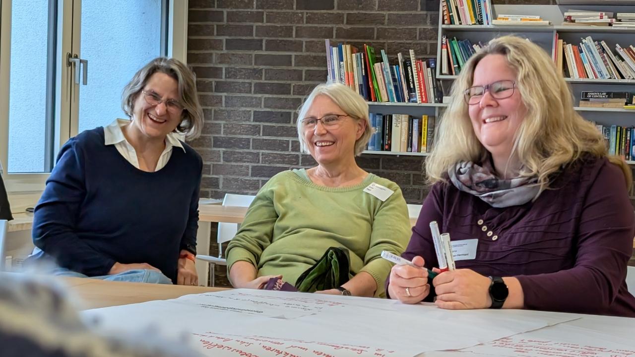 Gesamtkongress des Gemeindepädagogischen Dienstes 2025 Fachgruppe Drei Frauen sitzen beieinander mit Flipchart-Papier