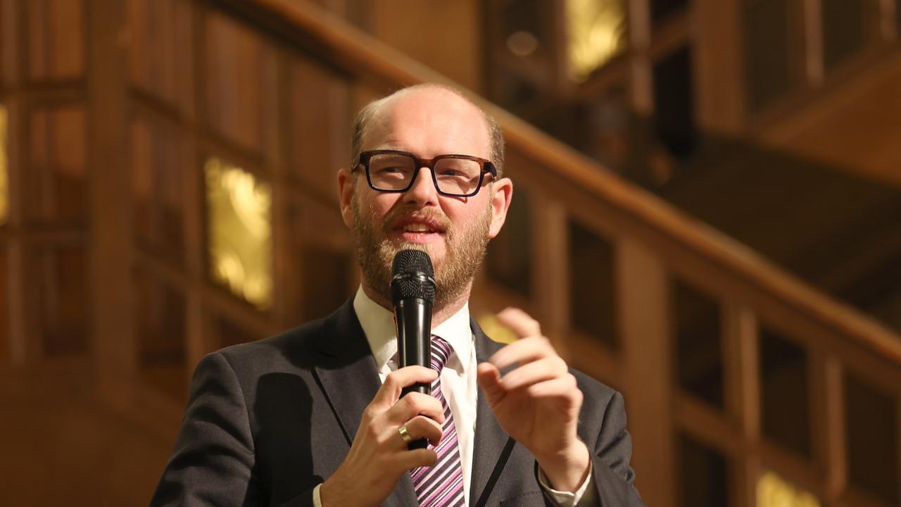 Reformationsgottesdienst 2025 Wiesbaden Pfarrer Braun Portrait in der Kirche mit Mikrofon