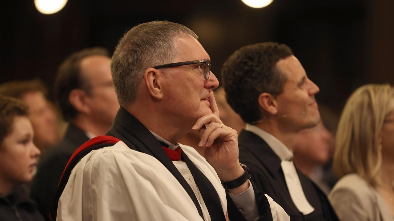 Reformationsgottesdienst 2025 Wiesbaden Easthill Lösch Reverend Easthill und Pfarrer Lösch sitzen in der Kirchenbank und hören konzentriert zu.