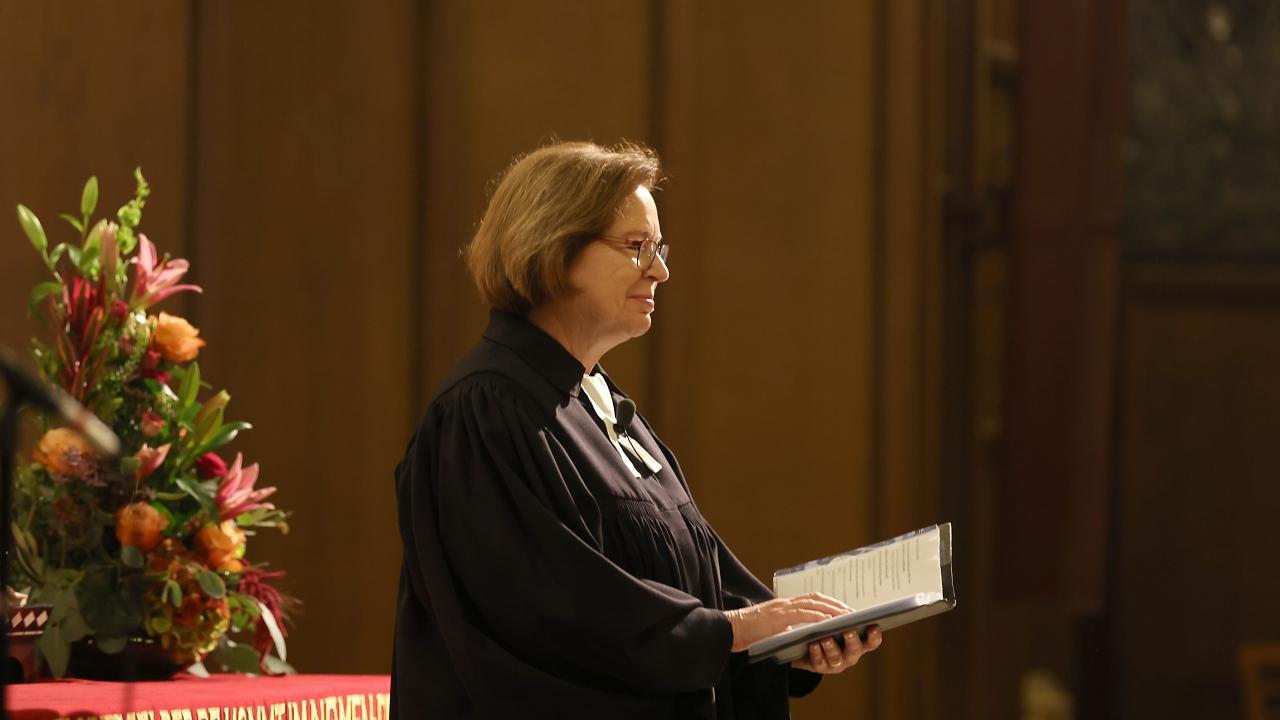 Reformationsgottesdienst Wiesbaden 2025 Scherf Portrait Ulrike Scherf mit Bibel