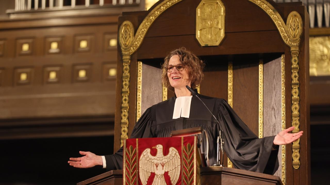 Reformationsgottesdienst Wiesbaden 2025 Tietz Kanzel Kirchenpräsidentin Christiane Tietz mit ausgebreiteten Armen auf der Kanzel.