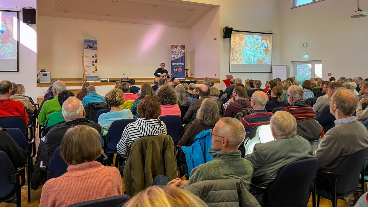 Spirituelle Kirche 2025 Überblick Blick in den Veranstaltungssaal in Richtiung Bühne