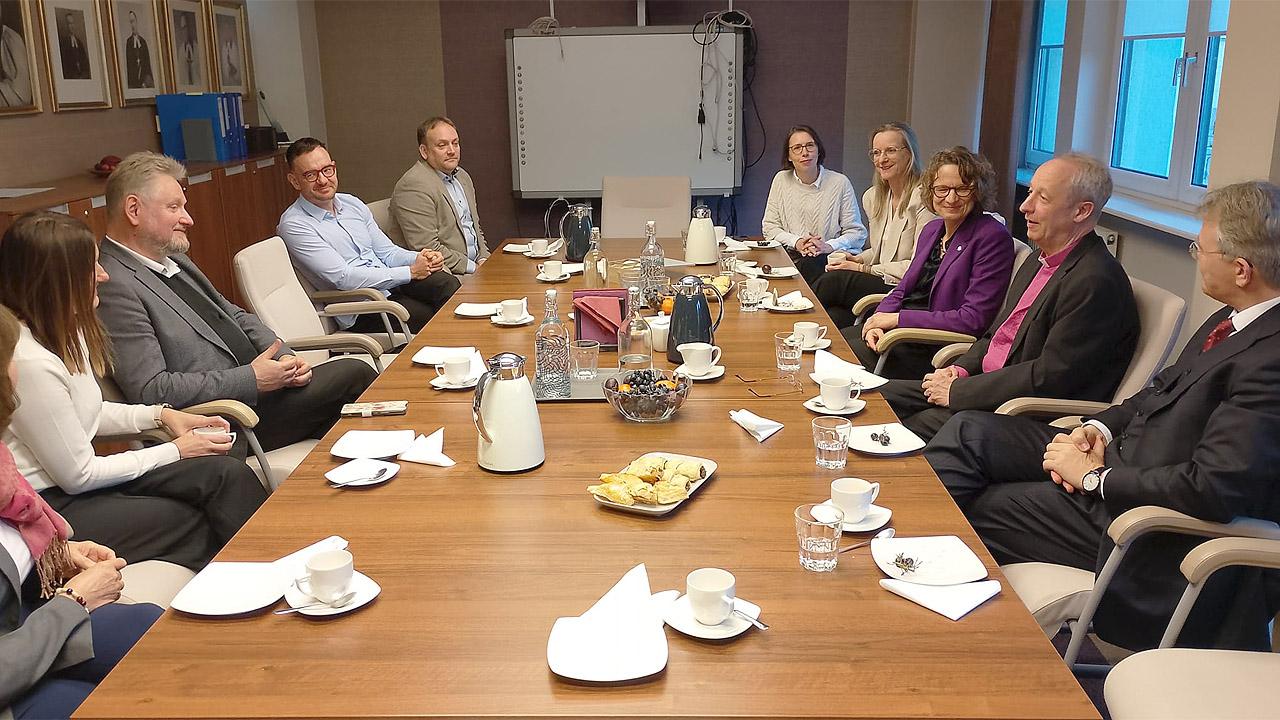 Konferenz auf der Polenreise Viele Menschen an einem Konferenztisch