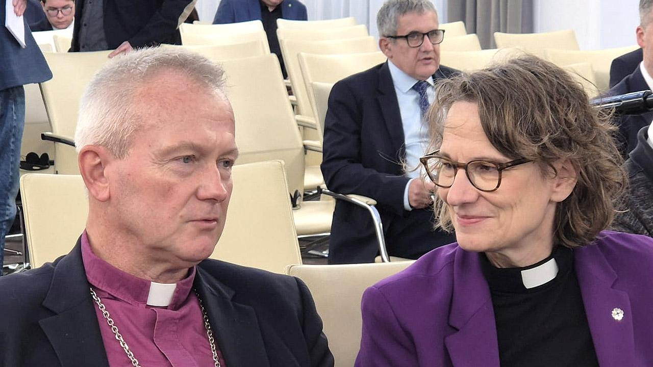 Christiane Tietz und Marcin Hintz Christiane Tietz und Marcin Hintz unterhalten sich, beide tragen Kollar