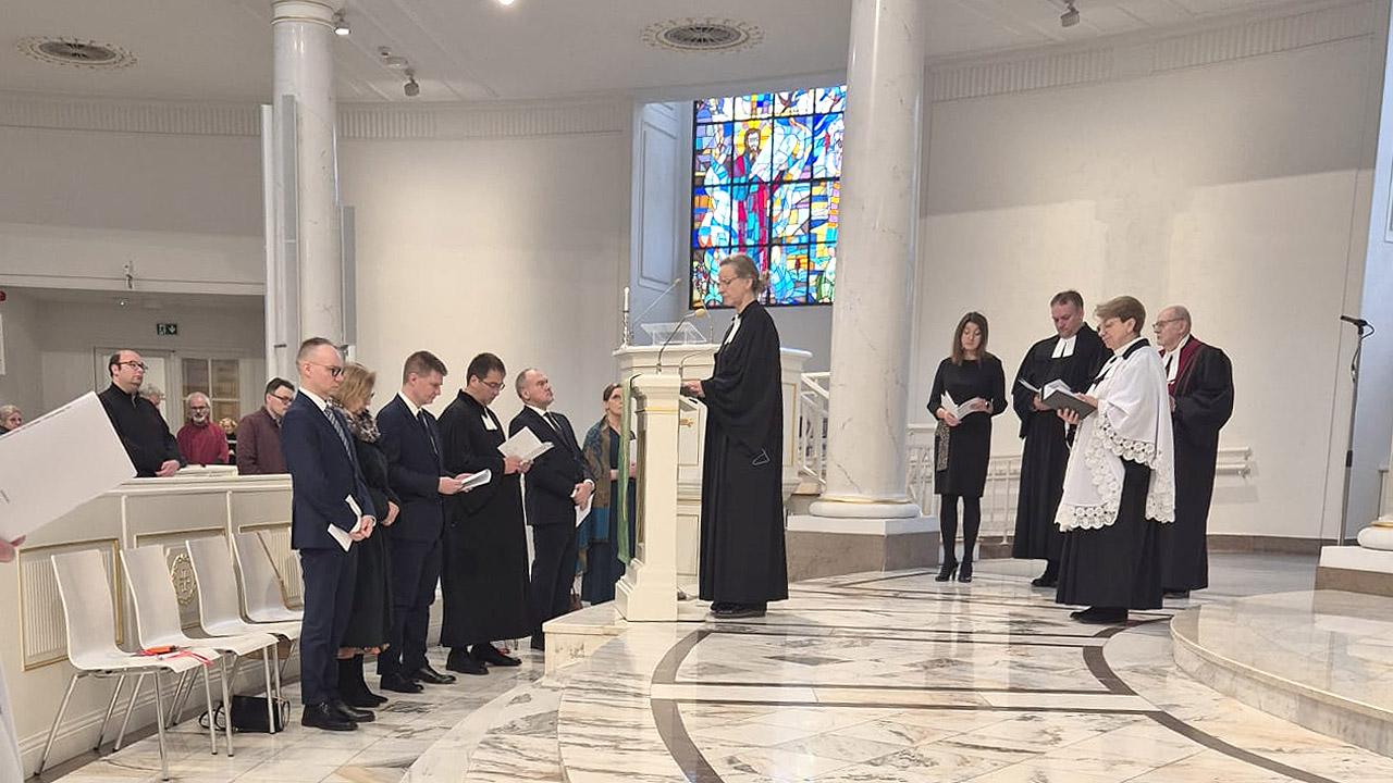 Gottesdienst in Warschau Gruppe Geistlicher im Altarraum und auf Kirchenbänken