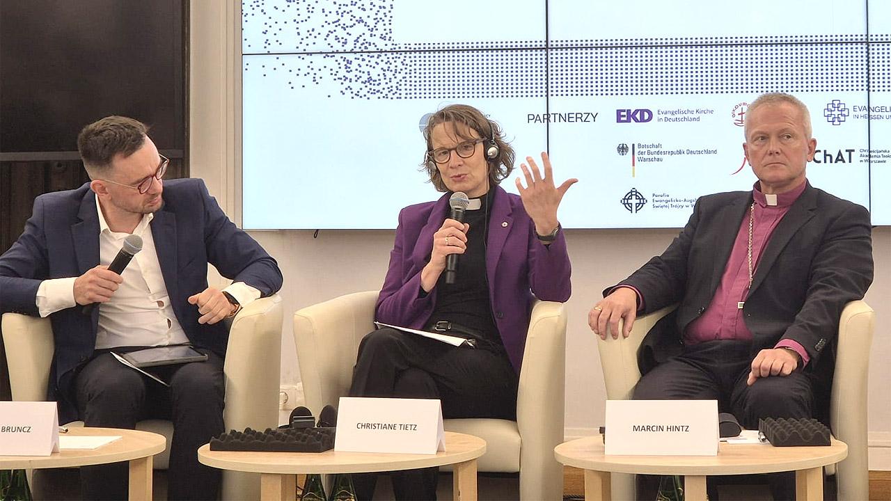 Polenreise Ostdenkschrift Talk Drei Menschen bei einer Podiumsdiskussion