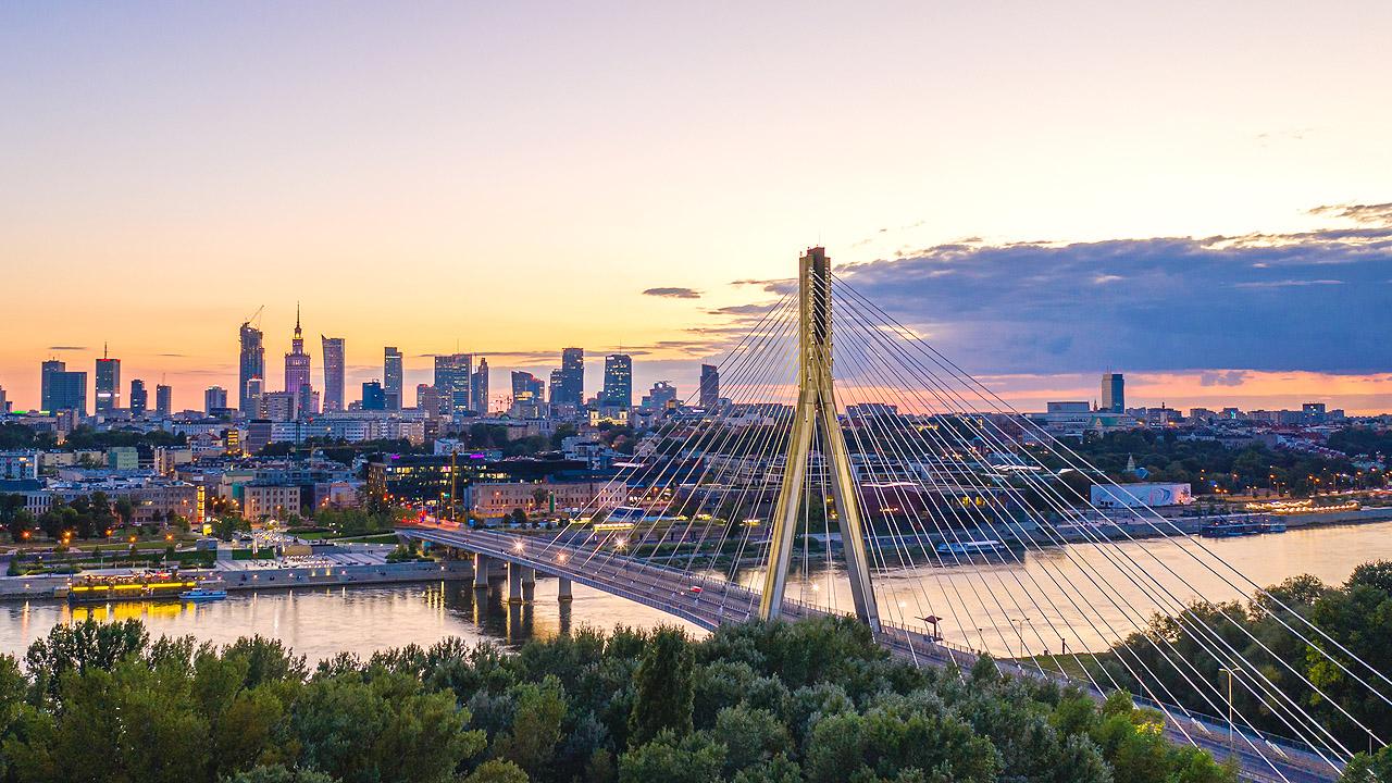 Brücke vor Warschauer Skyline