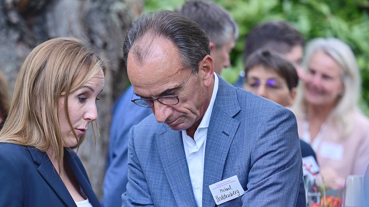 Sommerempfang Eine Frau und ein Mann unterhalten sich