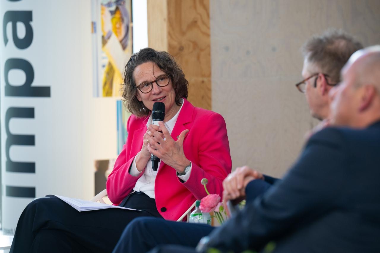 Kirchenpräsidentin Tietz auf dem Podium mit Mikrofon