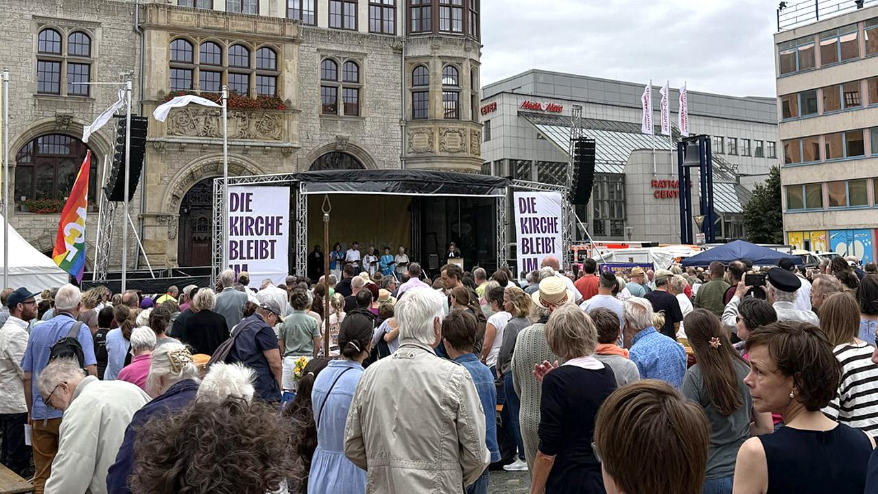 Hoffnungskulturfest Menschen vor eine rBühne