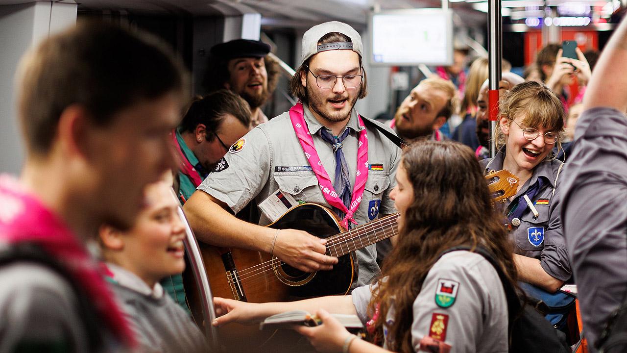 Pfadfinder Pfadfinder mit Gitarre in der U-Bahn, andere singen mit