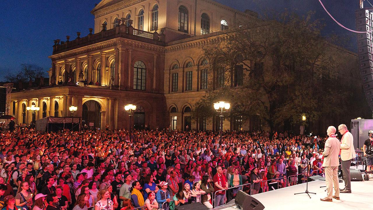 Kirchentag Bühne, dahinter eine Menschenmenge