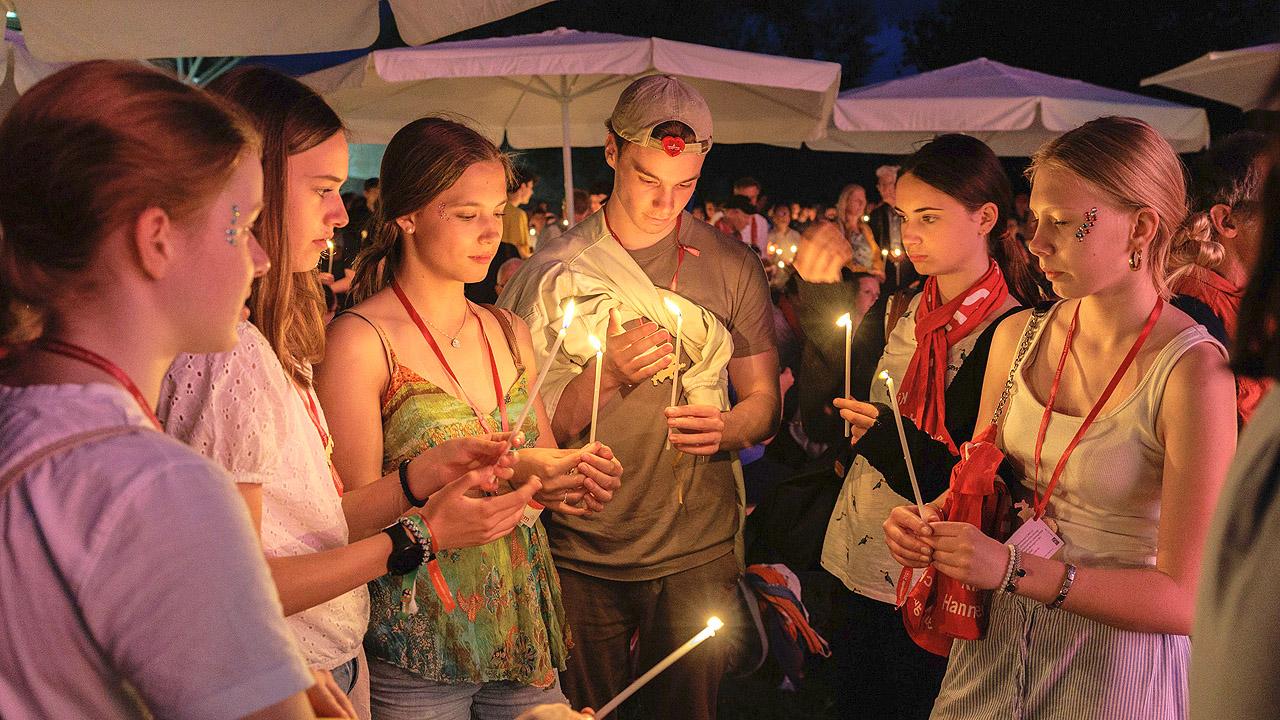 Segen zur Nacht Jugendliche haben Kerzen in der Hand, andächtige Stimmung