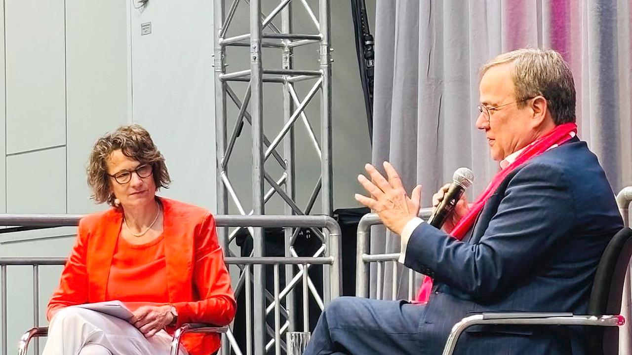 Armin Laschet und Christiane Tietz Armin Laschet und Christiane Tietz sitzen auf einer Bühne