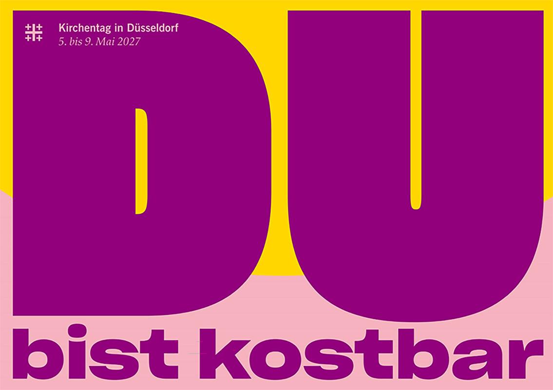 Kirchentag Düsseldorf 2027: Kampagnenbild Motiv in kräftigen Farben (Gelb, Magenta, Rosa) für den Kirchentag in Düsseldorf vom 5. bis 9. Mai 2027. Im Mittelpunkt stehen große, stilisierte Buchstaben „DU“ in Magenta auf gelbem Hintergrund. Darunter der Slogan „bist kostbar“ in derselben Farbe auf rosa Fläche. Oben links ein kleines Logo und der Schriftzug „Kirchentag in Düsseldorf“.